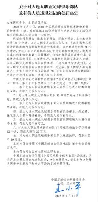 丈（余文乐 饰）是喷鼻港深水区的一位放蛇差人，作为底层的差人，丈全日与一个可贵见光的世界打交道，这里充溢着暴力、福寿膏，是社会阴晦的一个角落。要想在这里保存，丈不但要学会若何做差人，更需要进修黑道的保存法例，垂垂地丈的身份愈来愈恍惚，他糊口在黑与白之间的灰色地带。Lulu（冼色丽 饰）是这一区的妓女，丈与之连结着交往，却始终未将关系向前推动。一次不测，丈误杀小头子四眼堂（廖启智 饰），神秘杀手（樊少皇 饰）是独一目击者，为了自保，丈和神秘杀手睁开了一场追逐……杀手背后有如何的奥秘？丈是不是可以或许逃过此劫？《青苔》为我们揭示了社会阴晦处的小人物们若何似青苔一般保存。